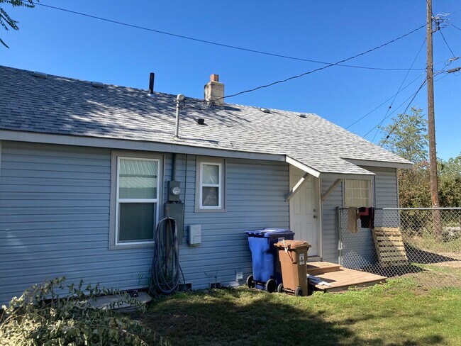 Building Photo - 1212 N South Riverton Ave