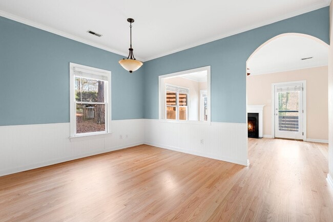 Building Photo - Lovely 2 Bedroom 2.5 Bath End Unit Townhom...