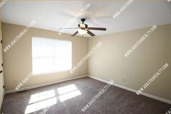 Foto del edificio - Spacious 3 Bedroom/2.5 Bath Townhome in Platte City-Available in JULY!!