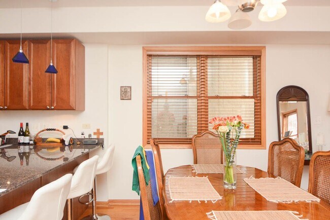 Foto del edificio - 934 W Leland Ave