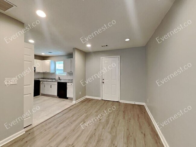 Foto del edificio - 5671 Pine Gate Dr