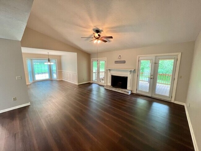 Foto del edificio - 3 Bedroom, 2 Bathroom w/ Covered Deck on Large Lot