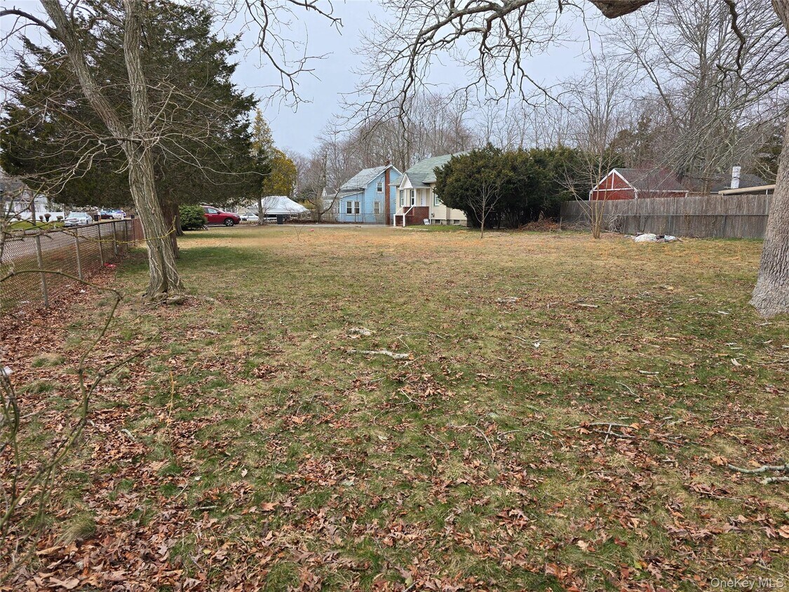 Building Photo - 5 Cedar Rd E