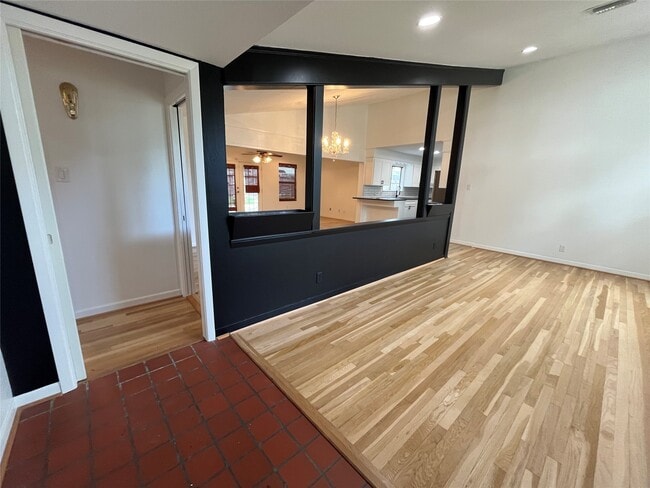 Building Photo - 1327 Moorhead Dr