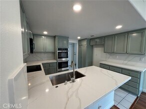 Building Photo - 69 Giotto