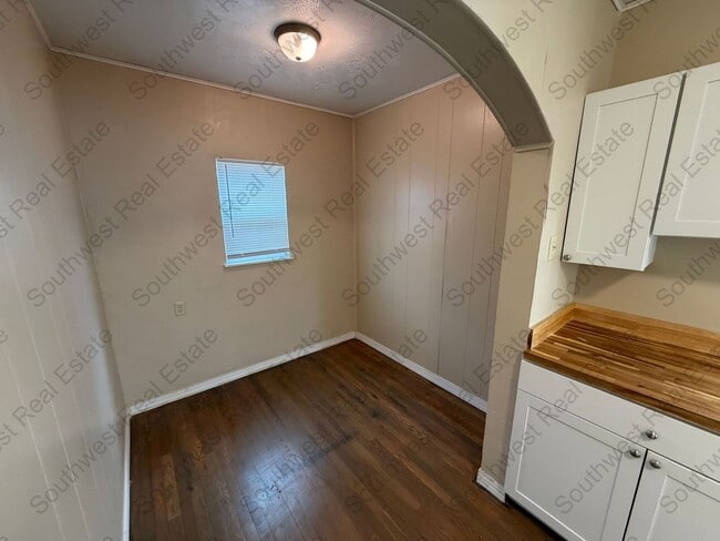 Building Photo - 2 bedrooms 1 bath home.