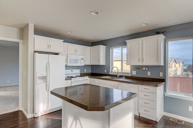 Foto del edificio - 5-Bedroom Home with Primary Bedroom on Main Floor