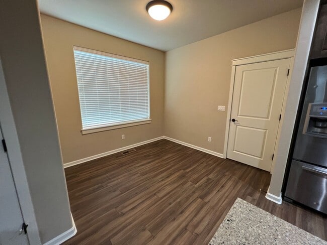 Building Photo - Gorgeous townhome in SW Redmond!