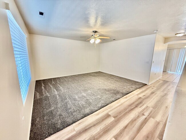 Foto del edificio - Pet-Friendly Three Bedroom Townhome in Woodbridge