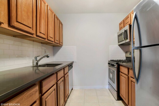 Building Photo - 1099 E 73rd St