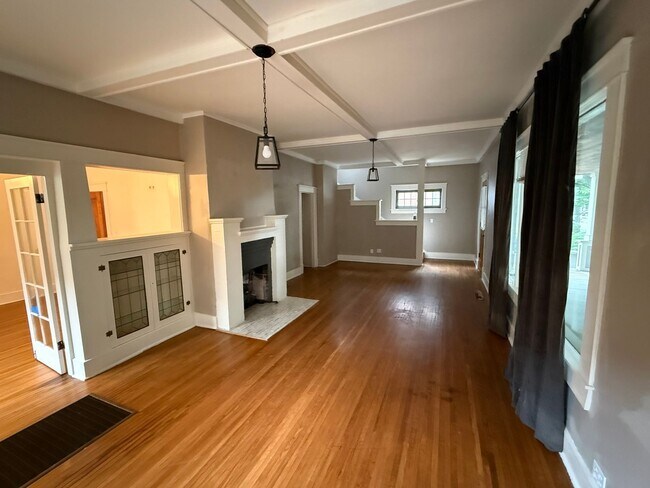 Foto del edificio - Charming For Lease Opportunity in Historic Carlton Place!