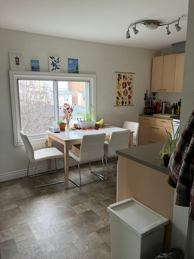 Primary Photo - 167 1/2 Silverthorn Av