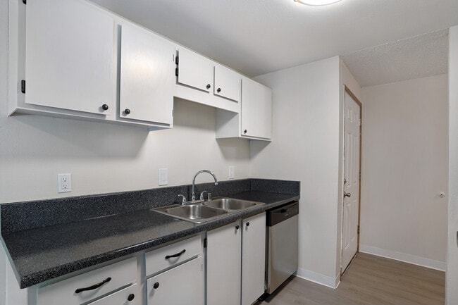 MK 6 - interior 2 - Maple Knoll Apartments