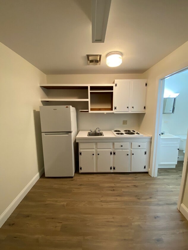 745 Main St Unit C8/9, Southington, CT 06479 Room for Rent in