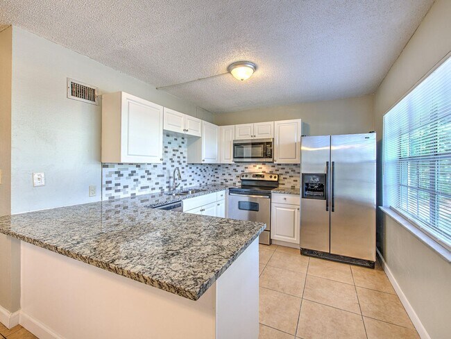 Foto del edificio - Very nice large 5 bedroom/3 bathroom home ...