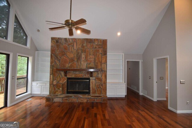 Foto del edificio - 3765 Cochran Lake Rd