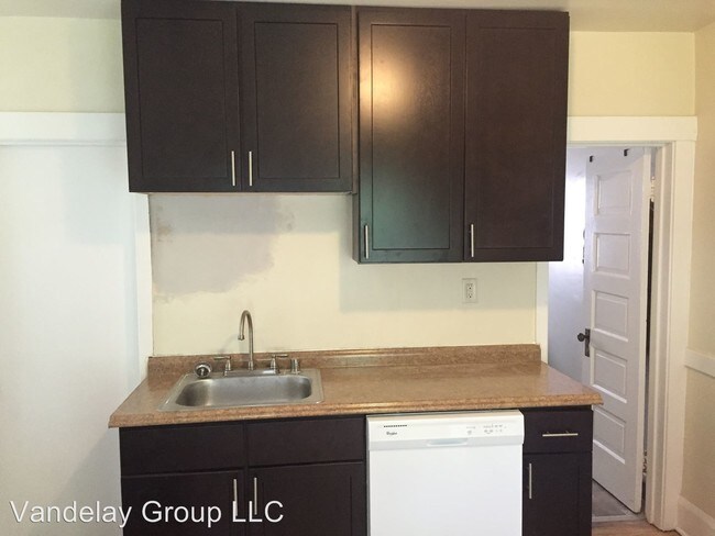 Building Photo - 3 br, 1 bath House - 1121 E Pleasant St