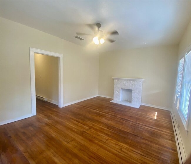 Building Photo - Restored 3 br 2 ba Craftsman style Home fo...