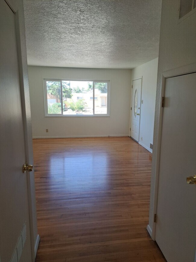 Foto del edificio - 3 BED 2 BATH SINGLE FAMILY HOME IN *CONVENIENTLY* LOCATED ALBUQUERQUE NEIGHBORHOOD!