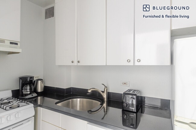 Building Photo - 330 E 46th St