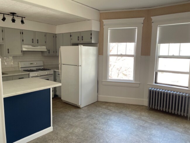 Building Photo - 24 Custer St