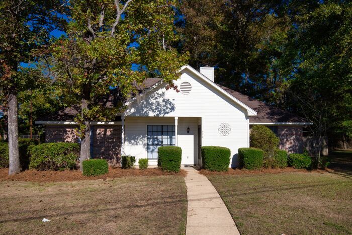 Foto principal - Gorgeous 3 Bedroom, 2 Bathroom!