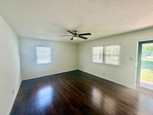 Building Photo - Three bedroom, 1 bath brick ranch in Liberty