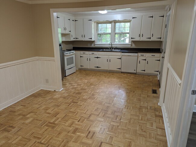 Building Photo - 828 Crescent Dr