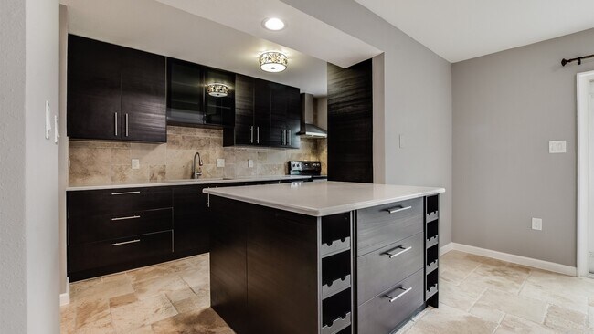 Foto del edificio - 12615 Huntingwick Dr