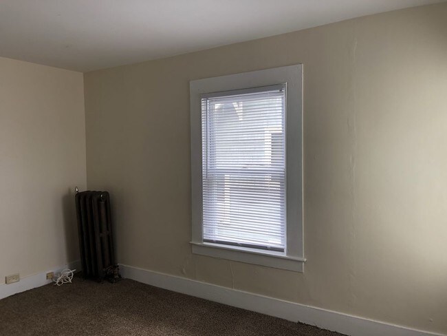 Building Photo - 3 bed unit for rent