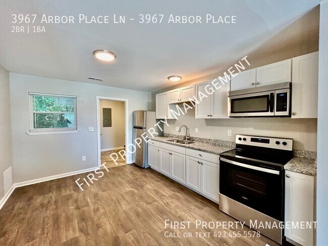 Building Photo - 2Bed/1Bath Duplex Off 58: Central AC & Lau...