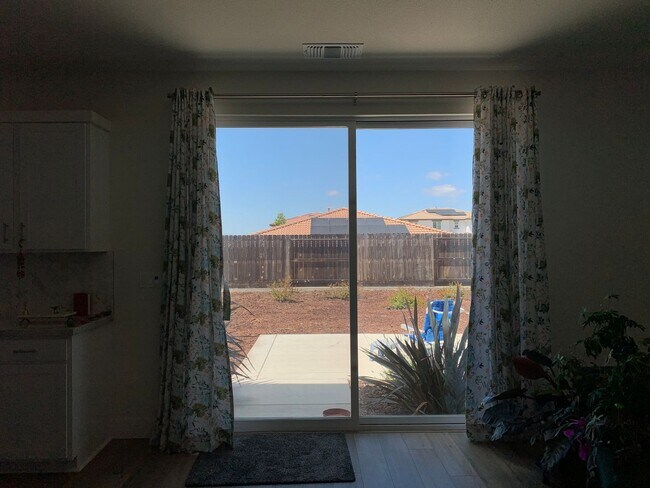 Foto del edificio - 4 Bedroom Home in Hollister with 3 Full Bathrooms and Central A/C