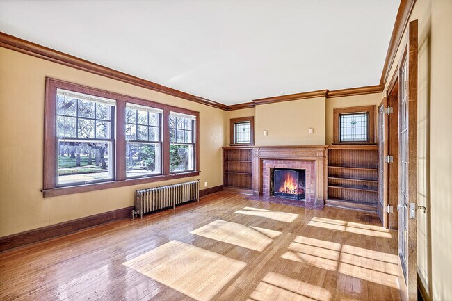 Building Photo - 412 9th St