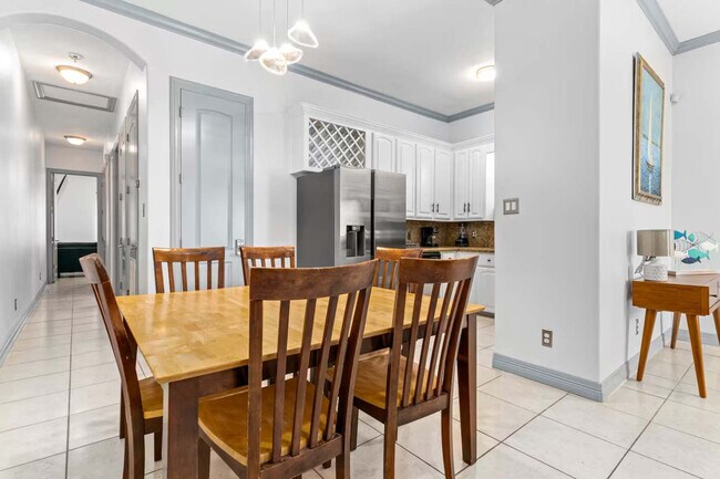 Building Photo - 117 E Campeche St