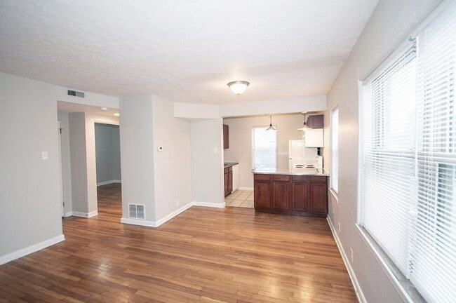 Foto del edificio - "Charming 2-Bedroom Retreat with Hardwood Elegance in Indianapolis"