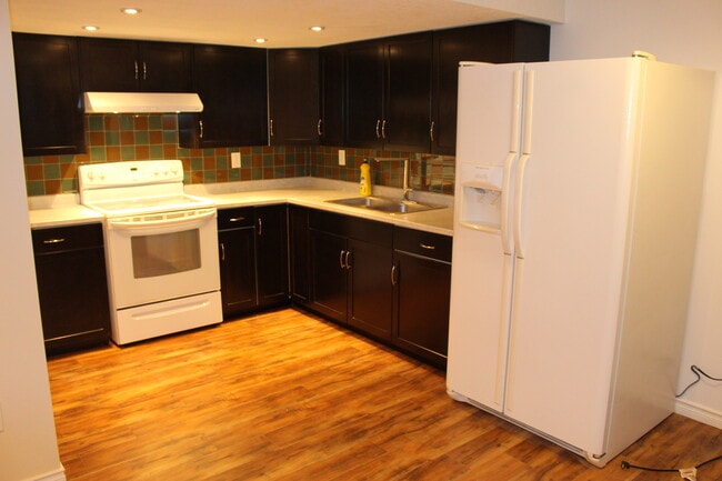 Kitchen - 68 Hall Av