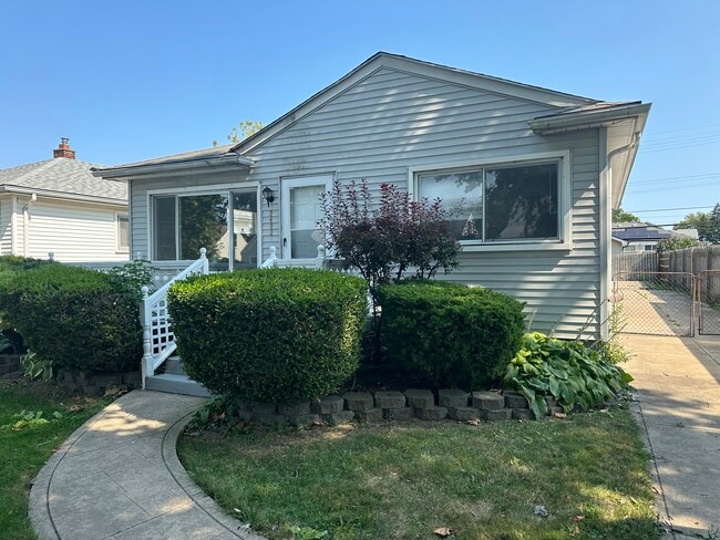 Building Photo - 24924 Lexington Ave