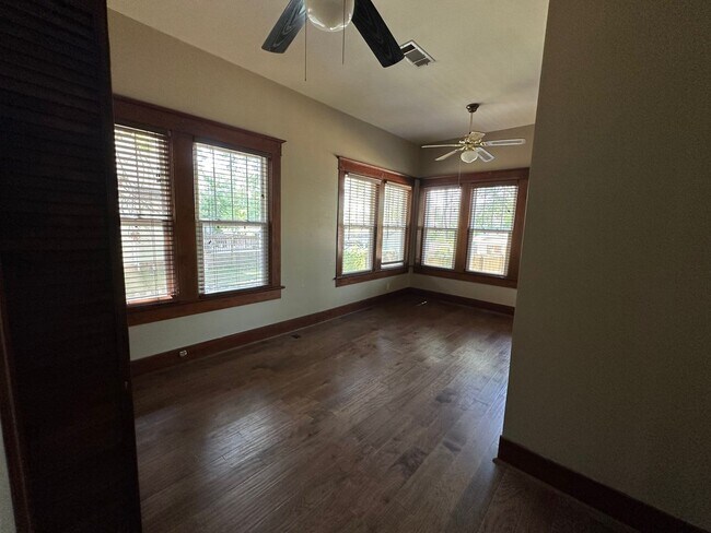 Foto del edificio - Introducing a charming 2-bedroom, 1.5-bath...