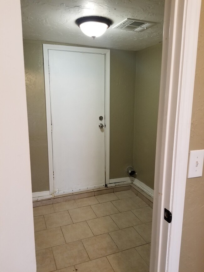 Building Photo - 1111 Jet Dr