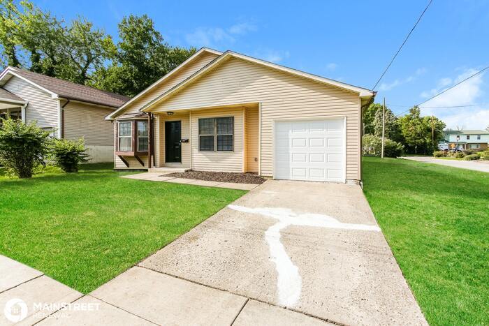Primary Photo - 1462 E DESHLER AVE, COLUMBUS, OH 43206