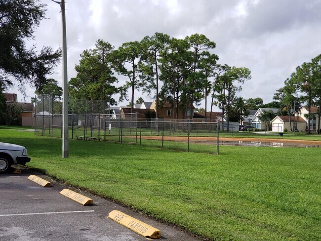 Foto del edificio - 1428 Dandelion Ln
