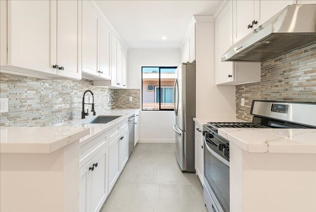 Building Photo - 652 Hayworth Ave