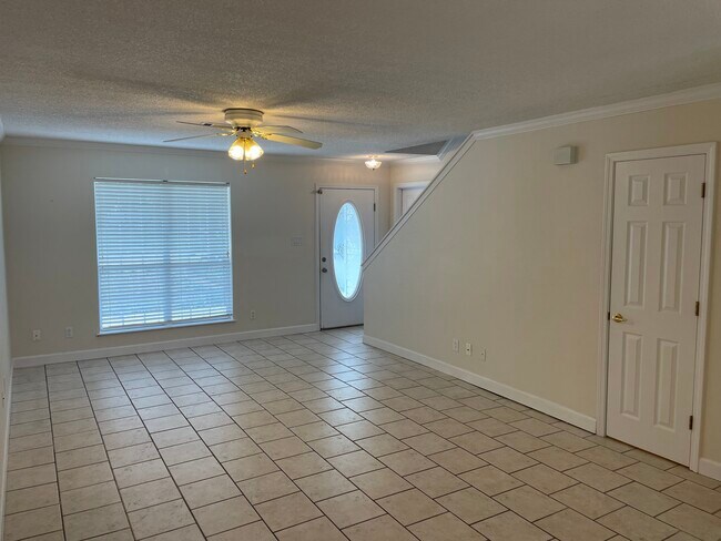 Building Photo - 13 Fleetwood Pl