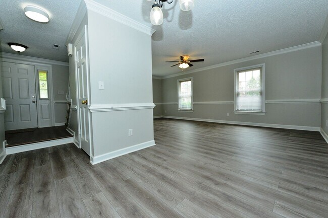 Building Photo - Close to Base, Beach and Downtown!