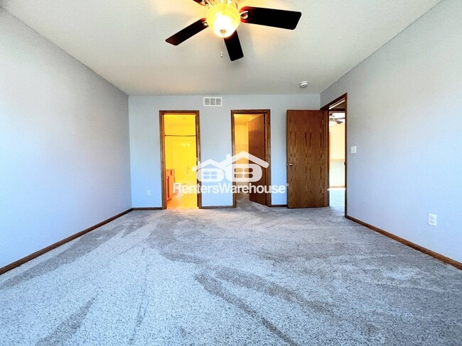 Building Photo - 330 NE Cardinal Ln