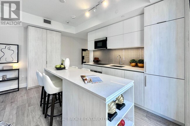 Building Photo - 21 Park St E