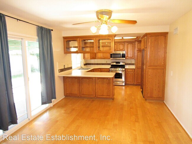 Building Photo - 4 br, 2.5 bath House - 3290 E. Elm Street