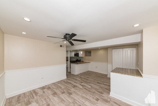 Building Photo - 1532 N Maplewood Ave