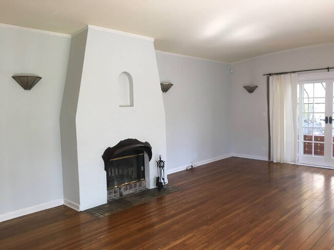 Sala de estar con chimenea - 6123 Scenic Ave