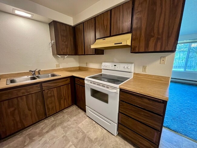 Building Photo - Edgewood Triplex